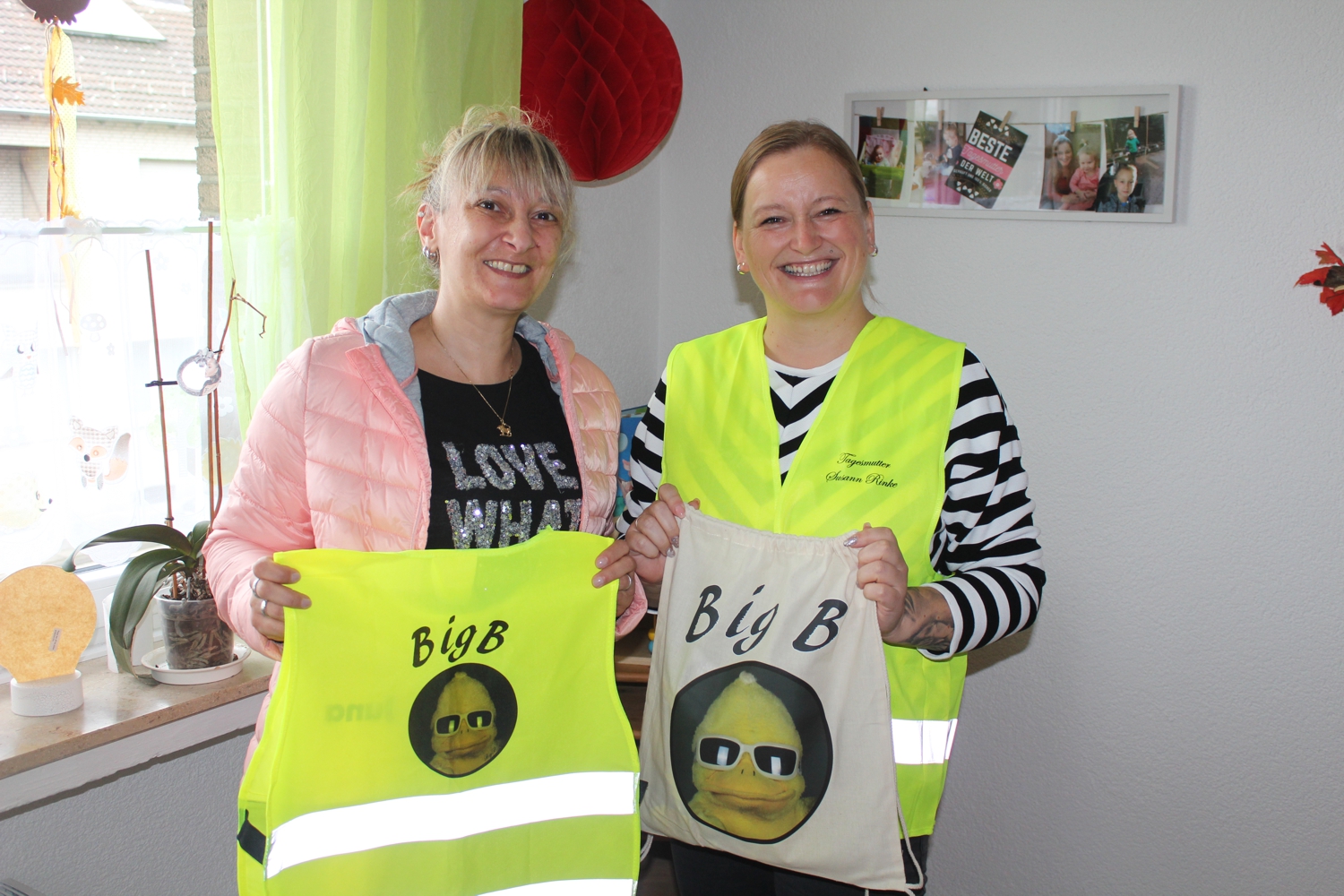 Mit den BigB-Warnwesten sind die Pflegekinder von Tagesmutter Susann Rinke bald bestens sichtbar. Das Foto zeigt v.l.n.r. Miriam Schrader, Susann Rinke.