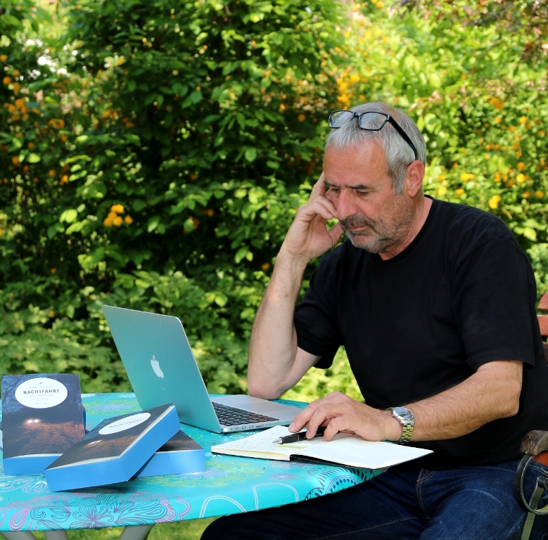 (Foto: HJKrieg, Erlangen): Tommie Goerz’ Arbeitsplatz: Hier schreibt er die mörderischen Geschichten