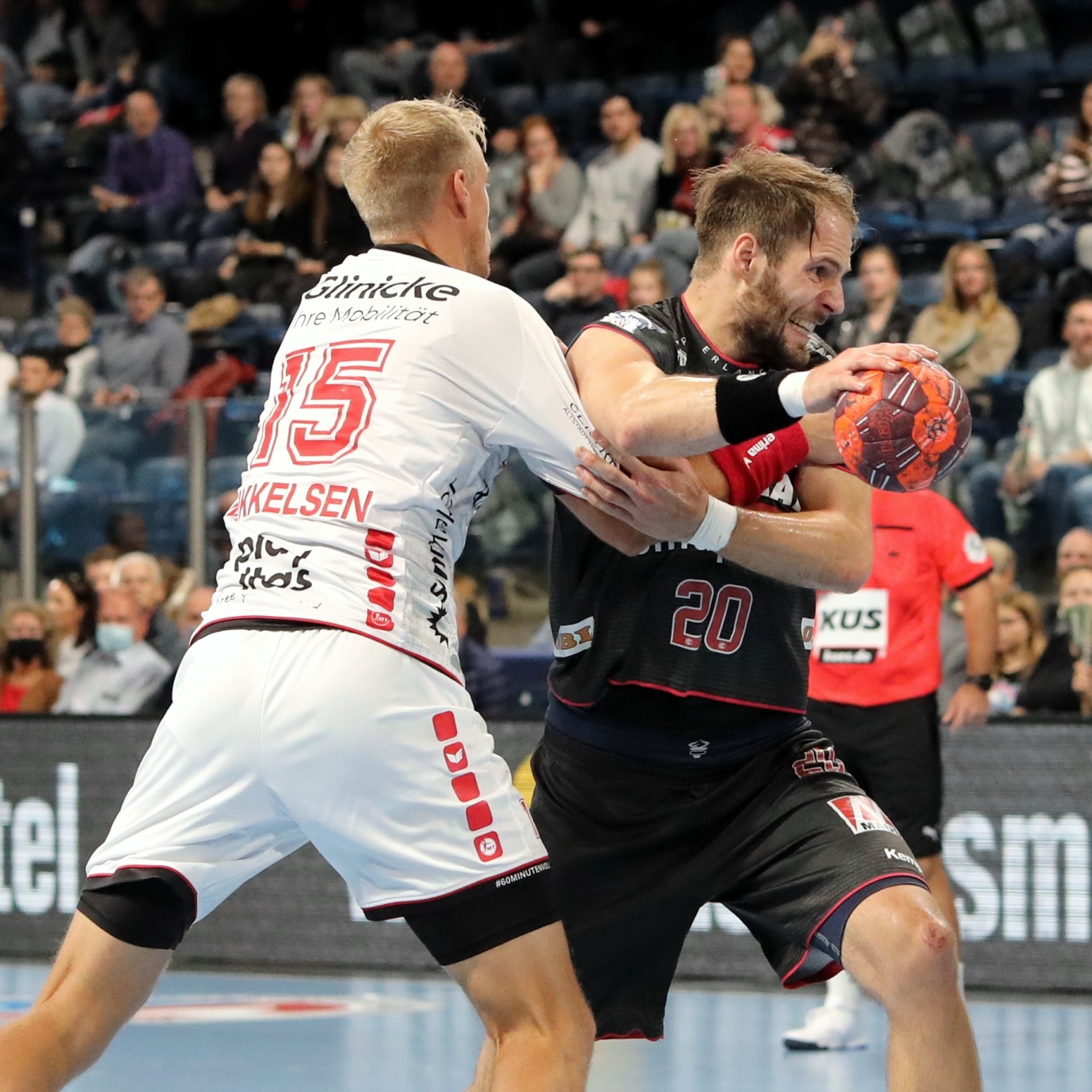 (Jocki_Foto, Erlangen) - Handball: MT Melsungen (in Weiß) kam beim HC Erlangen unter die Räder
