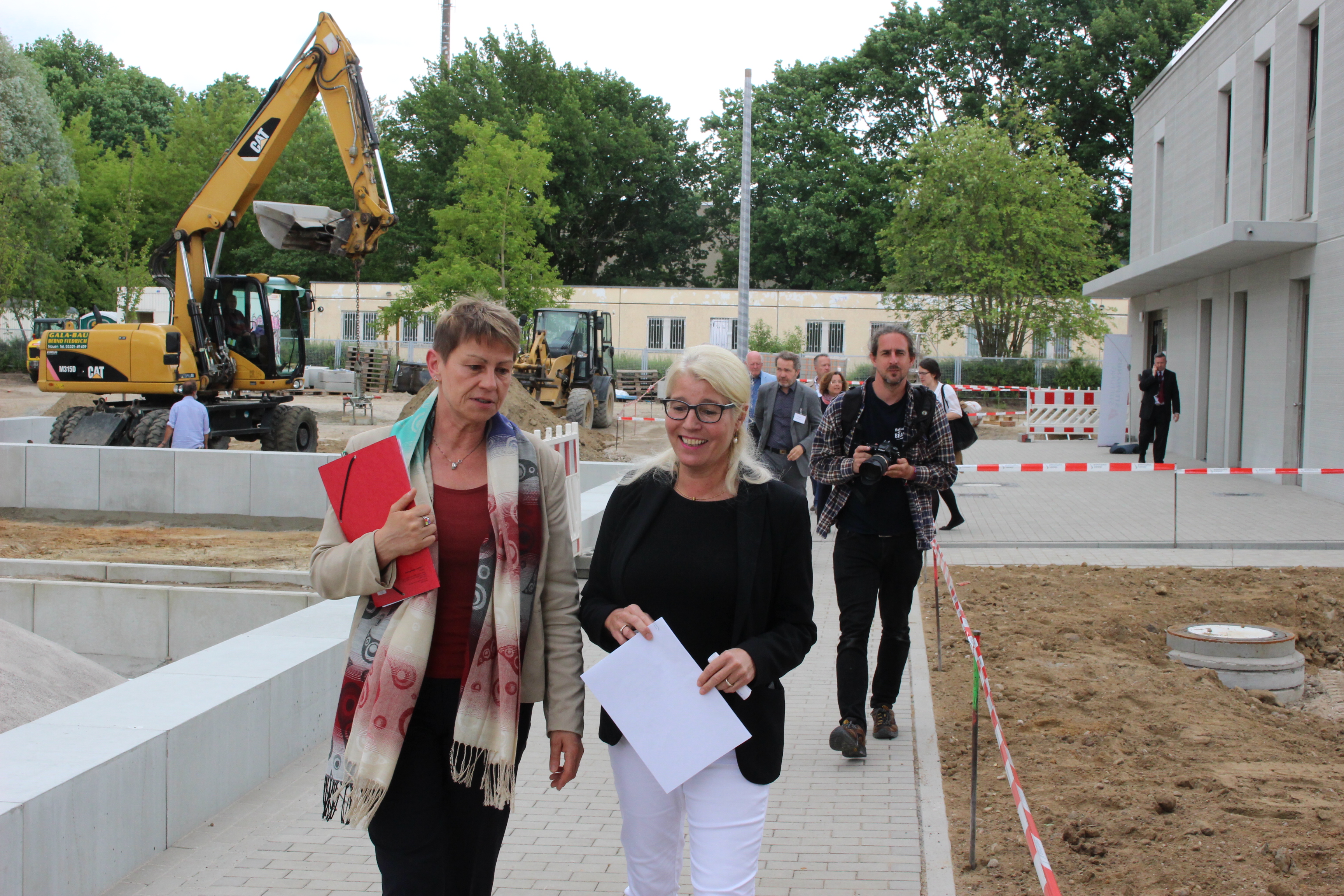 Sozialsentatorin Elke Breitenbach und Julia Morais in der Gemeinschaftsunterkunft Berlin Buch