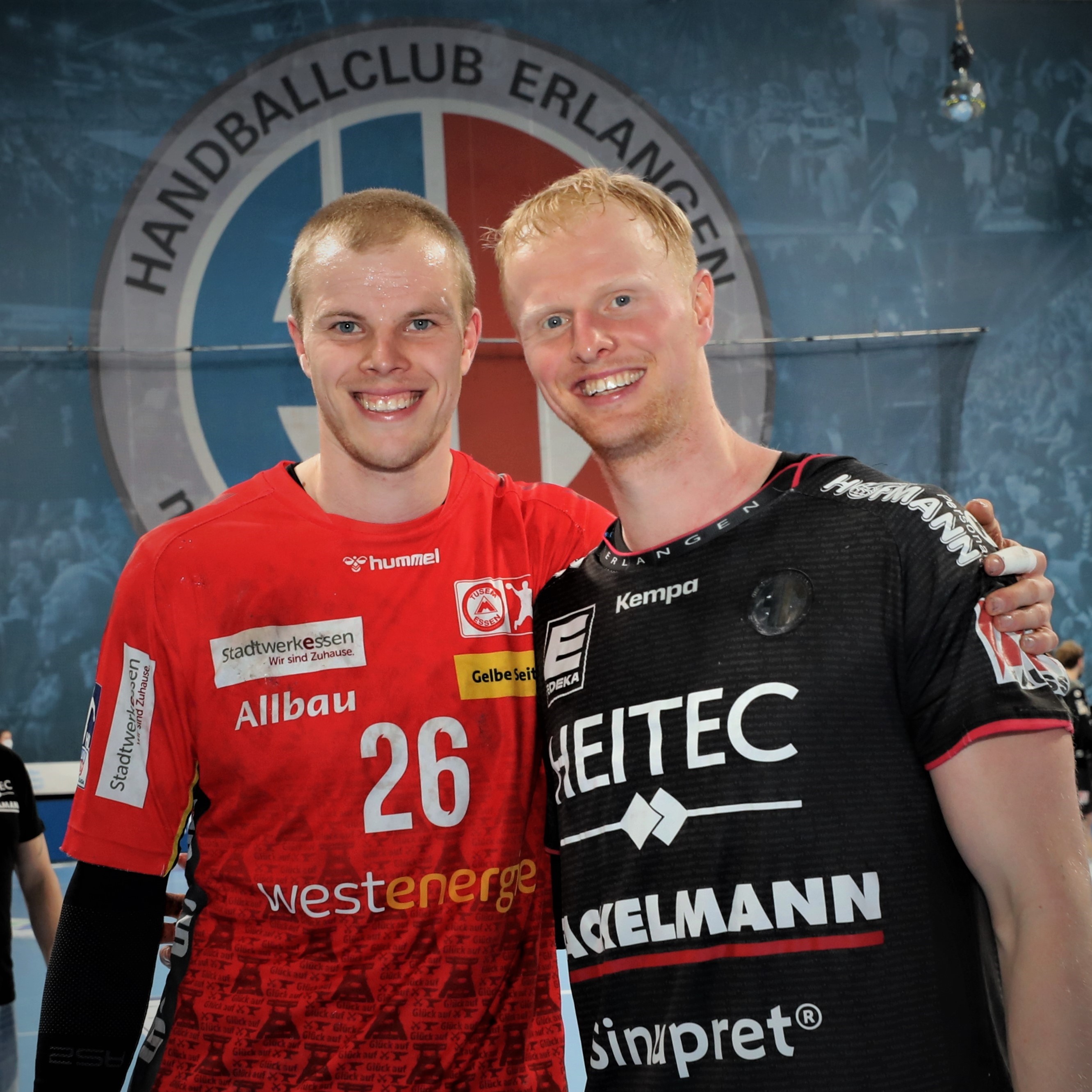 (#Jocki_Foto, Erlangen): Lucas Firnhaber (TuSEM Essen) und sein Bruder Sebastian vom HC Erlangen 