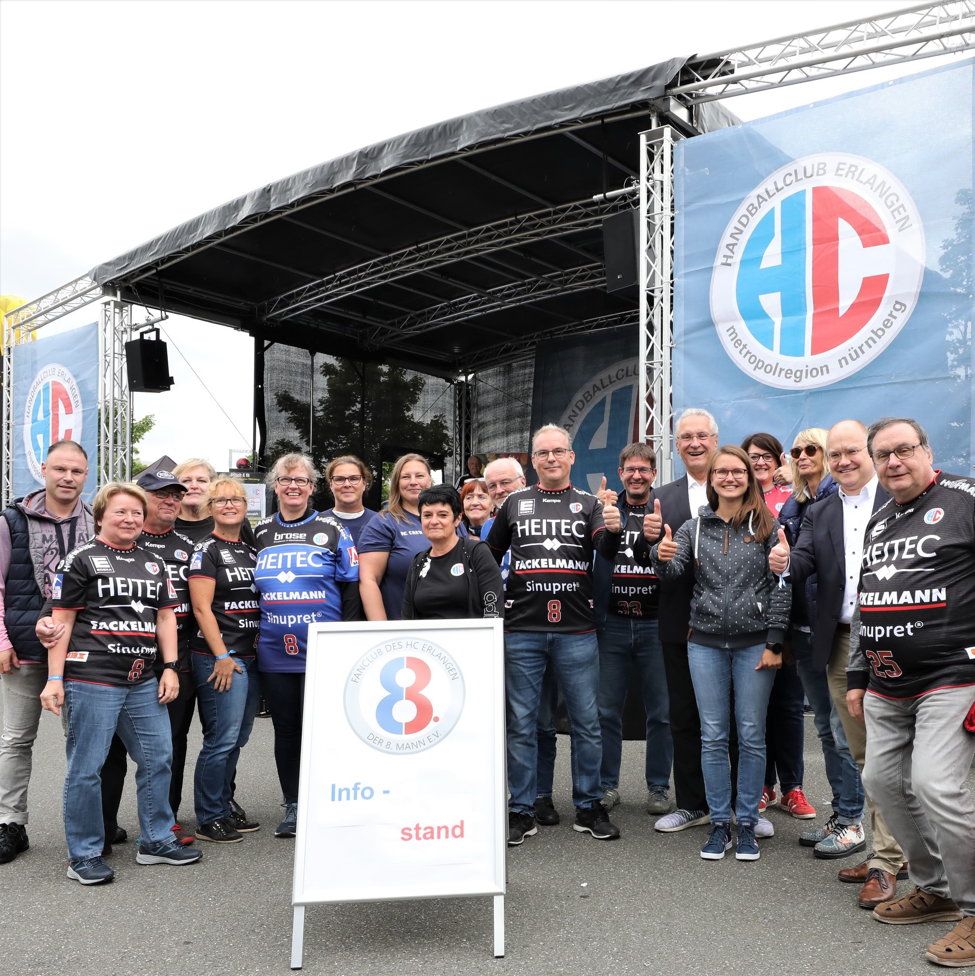Jocki_Foto, Erlangen: Bekennender Handballfan Joachim Herrmann (Bayerischer Innenminister) und MdB Sebastian Brehm freuen sich mit den HCE-Fans