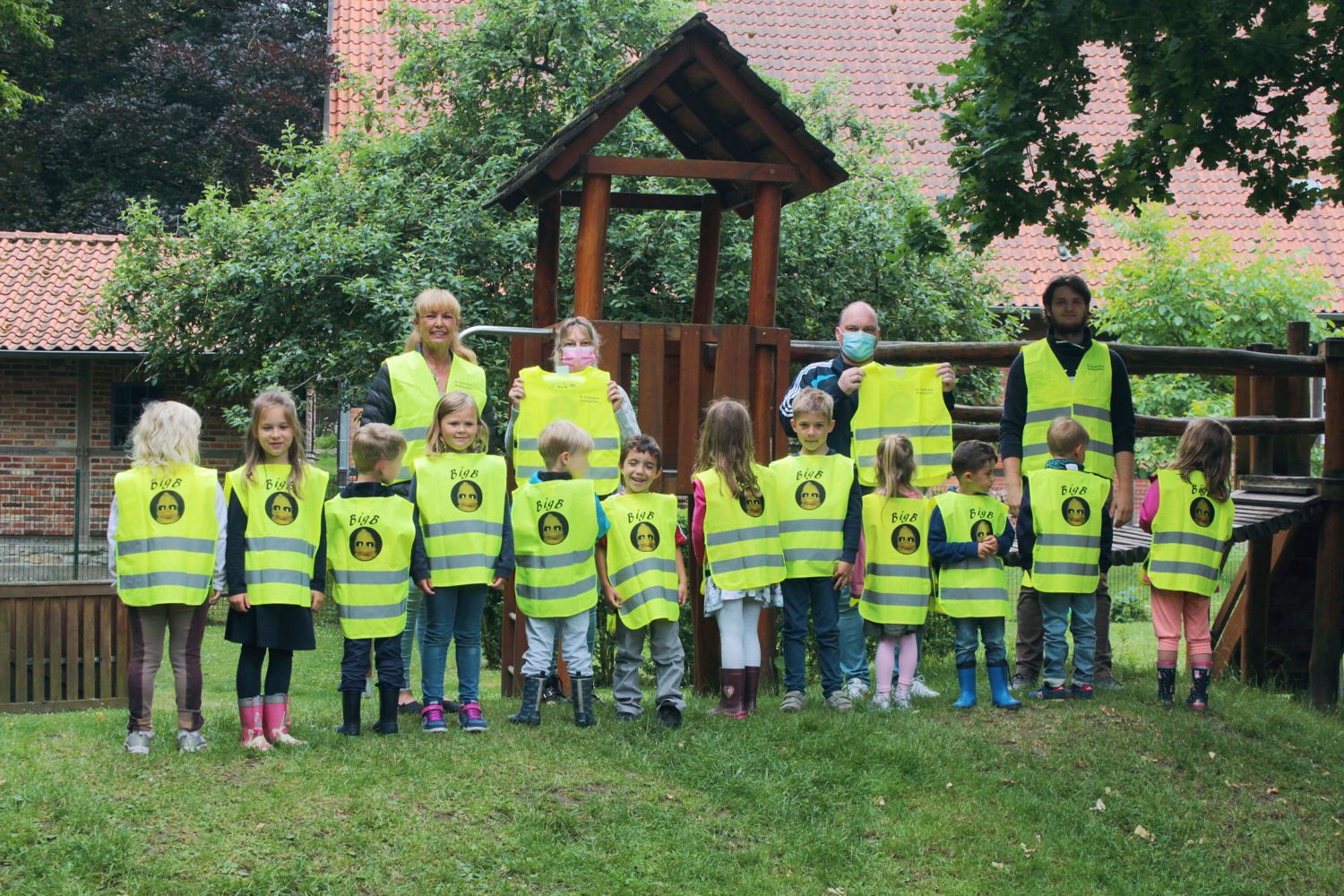 Mit den BigB-Warnwesten sind die Kinder und Betreuer*innen des St. Pankratius-Kindergartens in Beckum-Vellern bei dunklen Witterungsverhältnissen besonders gut zu sehen.     