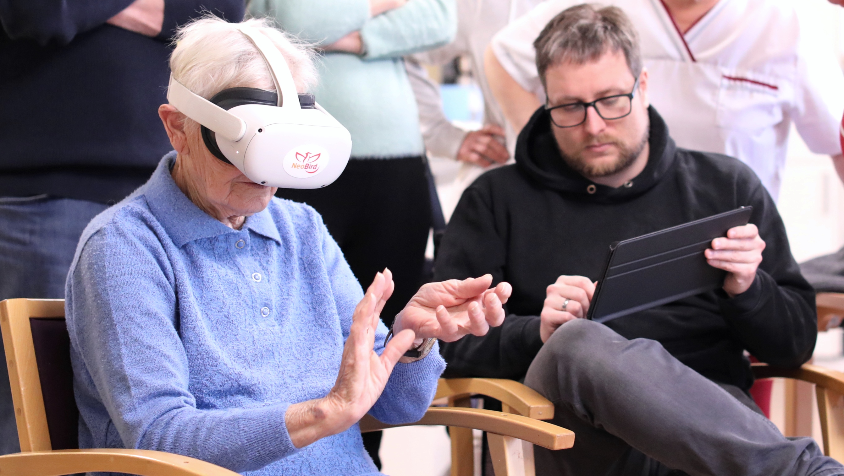 Seniorin erkundet mit einer VR-Brille verschiedene Spielstationen #JockiFoto