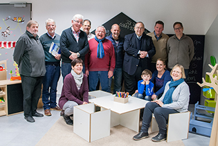 Zu Besuch bei Ehring Markenmöbel (v. li.): Rudolf Dewald, Joachim Eisenberg, Claudia Ulrich, Otmar Potstawa, Geschäftsführer Ralf Ehring, Bernd Pfeiffer, Peter Dewald, Bernd Siebert MdB, Karin Knorr, Jana Edelmann-Rauthe mit Sohn, Wolfgang Knorr und Kai-Uwe Ulrich. (Foto: Pfeil)