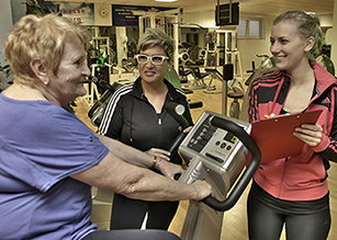 Gemeinsam mit ihrer Ausbilderin Melanie Lehmann (M.) nimmt Christina Läufer (r.) die persönlichen Daten der Kundin auf.  © Holger Bernert 