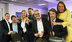 Dr. Josef Weitz, Peter Bensberg, Sandra und Stefan Michels, Dr. Rainer Paus, Rigo Thiel und Dr. Kerstin Lücking (v. l.) machen auch beim Feiern eine sportliche Figur. © Mariel Bernert