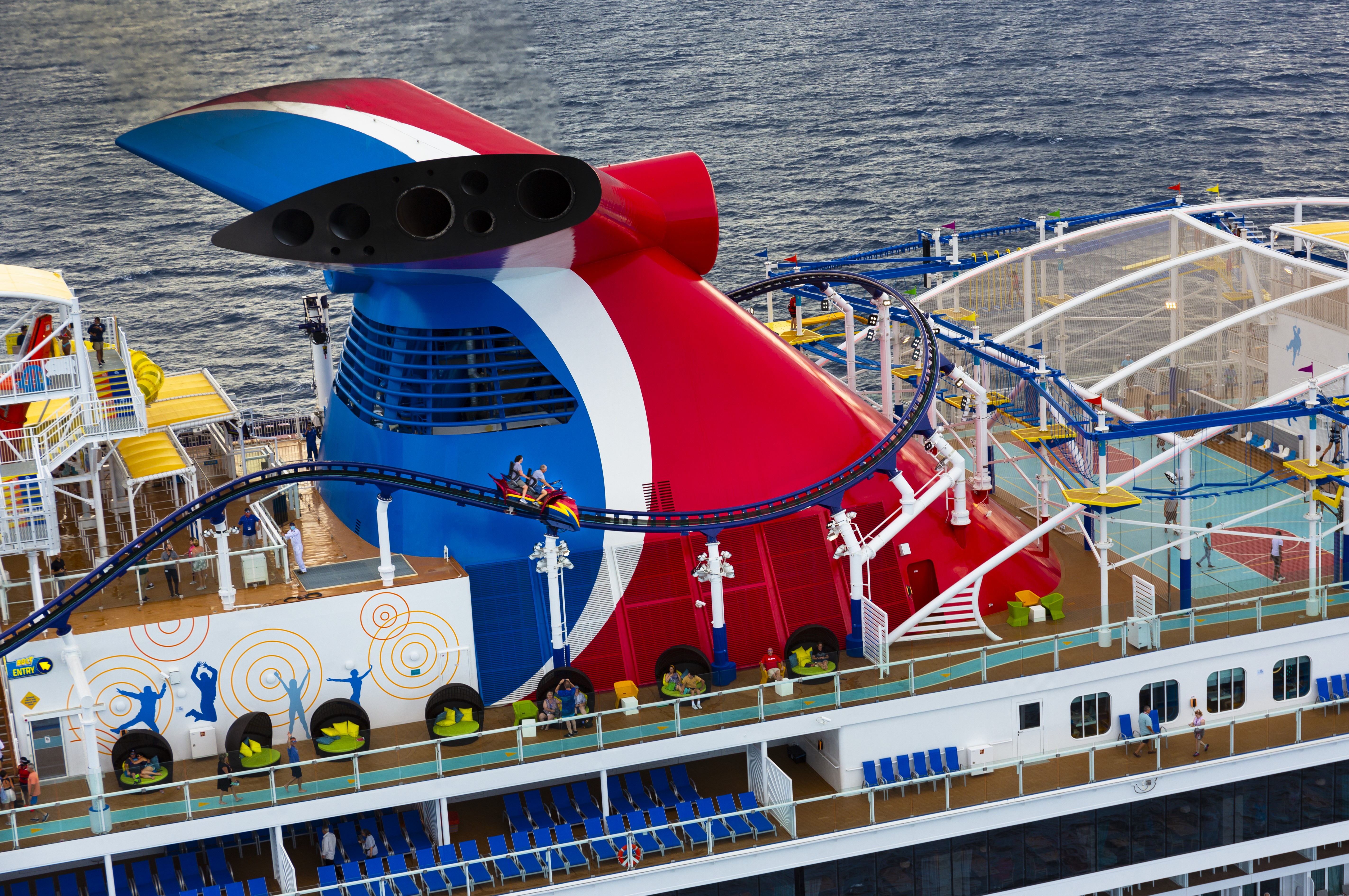 Mit der Achterbahn BOLT und dem SportSquare bieten die Carnival-Schiffe der Excel-Klasse Abwechslung für Groß und Klein. Foto: Carnival Cruise Line