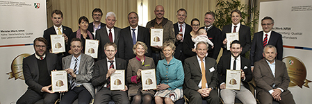 Gruppenbild mit dem Minister (mit Bier): Die ausgezeichneten Brauereihandwerksbetriebe aus Nordrhein-Westfalen. © Brauereiverband NRW | Holger Bernert