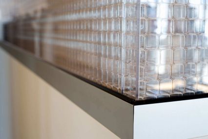 Die Designpaneele sind mittels Aluminiumprofilen fixiert