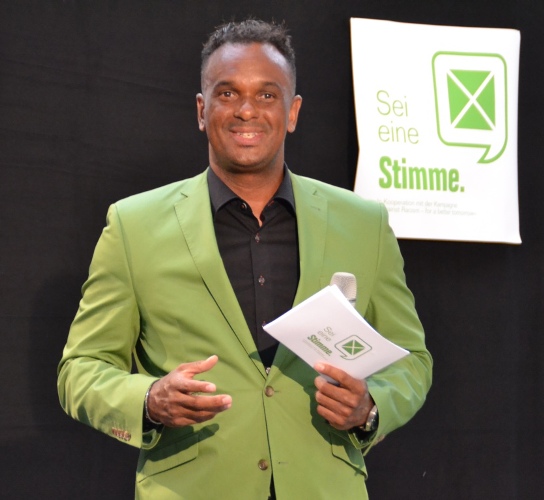 „Sei eine Stimme“, Foto-Wanderausstellung gegen Rechtsextremismus mit Podiumsdiskussion, Moderator Martin Rietsch