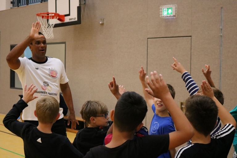 Fußball und Werte: Grundschulprojekt der Dynamic Soccer School, hier mit Martin Rietsch