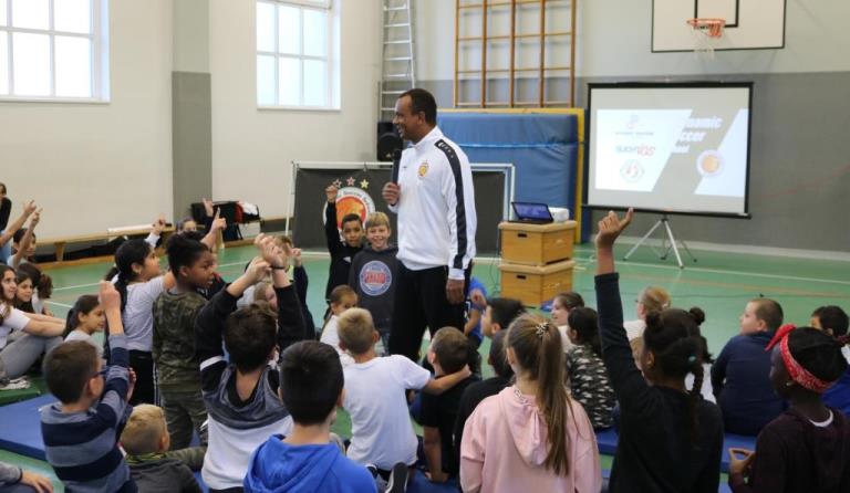 Fußball und Werte: Grundschulprojekt der Dynamic Soccer School, hier mit Martin Rietsch