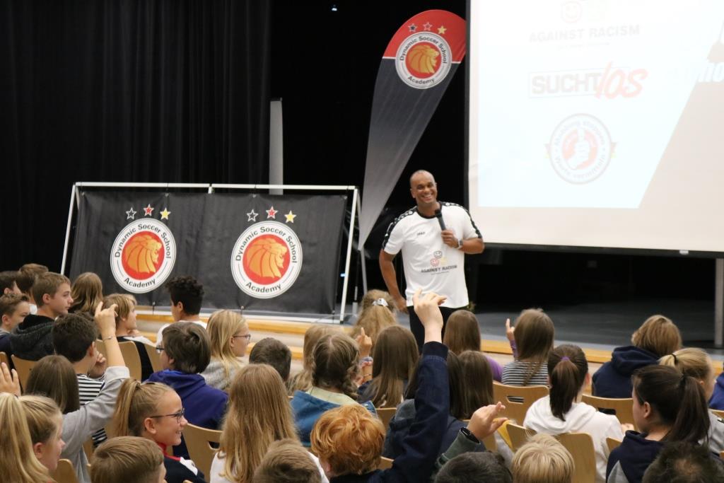 Fußball und Werte: Dynamic Soccer School mit Station in Braunschweig, hier mit Martin Rietsch