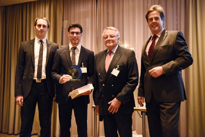 Stellvertretend für das Gewinnerteam „Random Wood“ nahm Sven Thelen, einer der drei Gewinner der Case-Competition 2016, den Preis entgegen (v. l. n. r.: Dr. Christian Hoffart, Sven Thelen, Professor Walter Eversheim und Professor Stich)