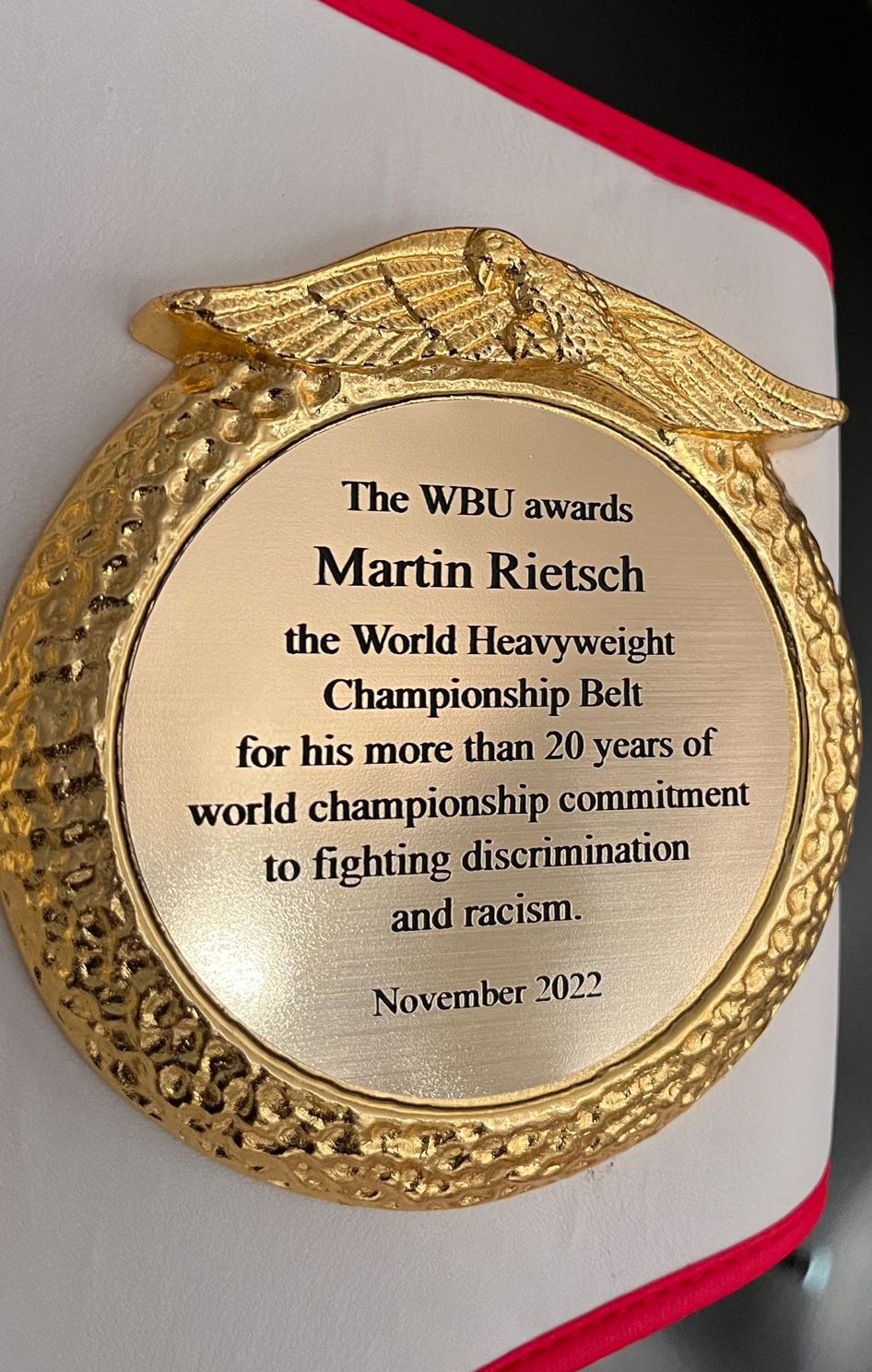 Engagement verdient Anerkennung: Martin Rietsch erhält den Weltmeistergürtel im Schwergewicht für sein Engagement gegen Rassismus