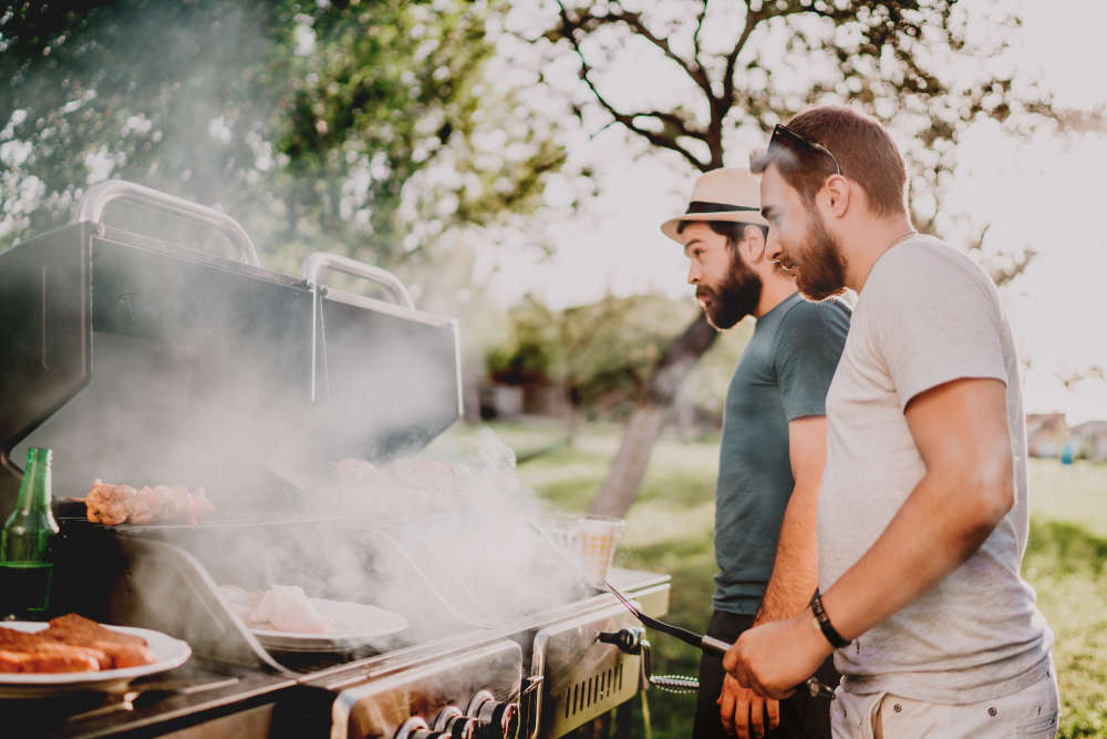 Der Garten ist der ideale Ort zum Grillen.