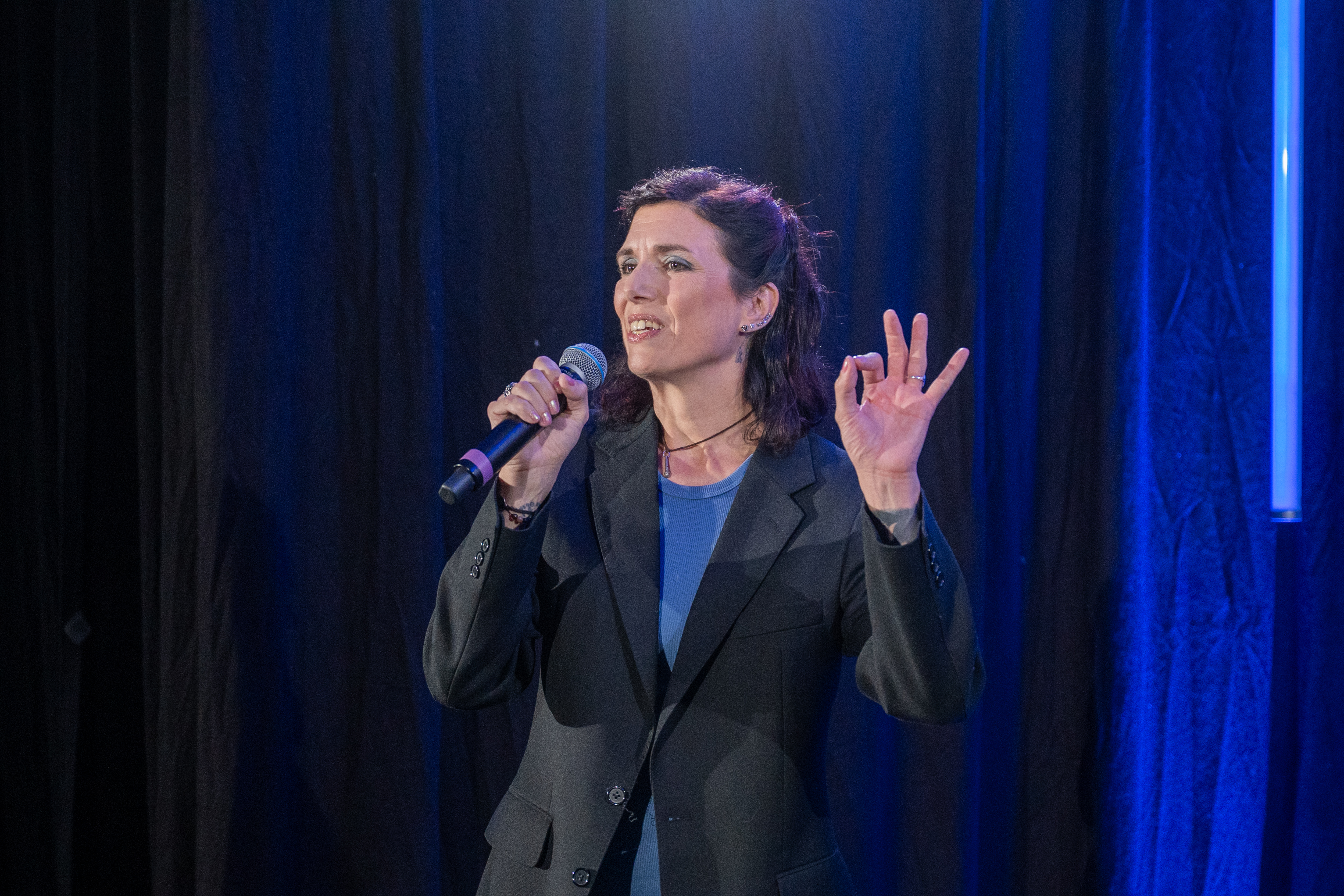 Silke Köhler steht auf der Bühne in Wiesbaden zum Thema Führung und Menschlichkeit