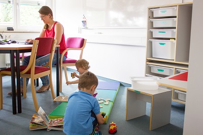 Im Eltern-Kind-Büro haben die Mitarbeitenden die Kleinen im Blick.