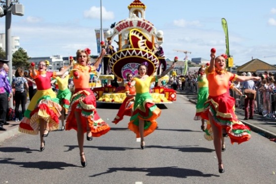 Bunt, bunter, Battle of Flowers. Seit 120 Jahren ein Riesen-Event auf Jersey. Foto: Visit Jersey