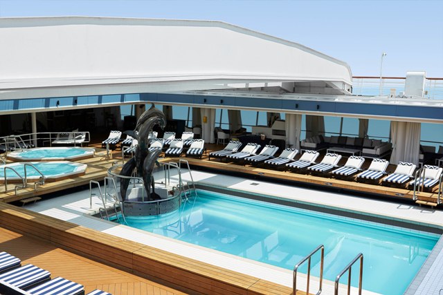 Bildzeile: Einer der beiden Poolbereiche der Celestyal Journey unter dem verschließbaren Dach. Foto: Celestyal Cruises 