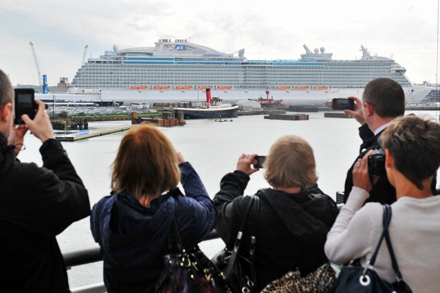 Auch die Royal Princess ist seit kurzem wieder im Einsatz und begehrtes Fotomotiv. Foto: Princess Cruises