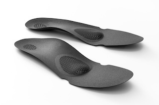 3D-gedruckte orthopädische Einlagen von Kokochii – ultradünn, flexibel und individuell anpassbar. Copyright-/Bildnachweis: © Produktfotos: Dirk Tacke / Kokochii – soles-online GmbH