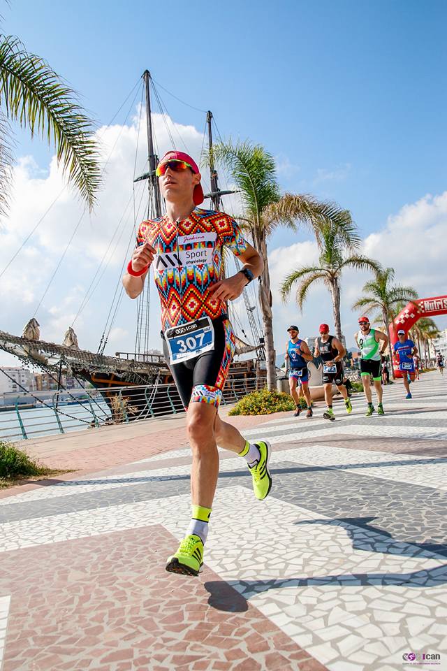 Triathle Marcos Pastor in seinem individuellen Trisuit