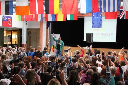 Martin Rietsch alias 2schneidig ist mit Antirassismusprojekten unterwegs an Schulen