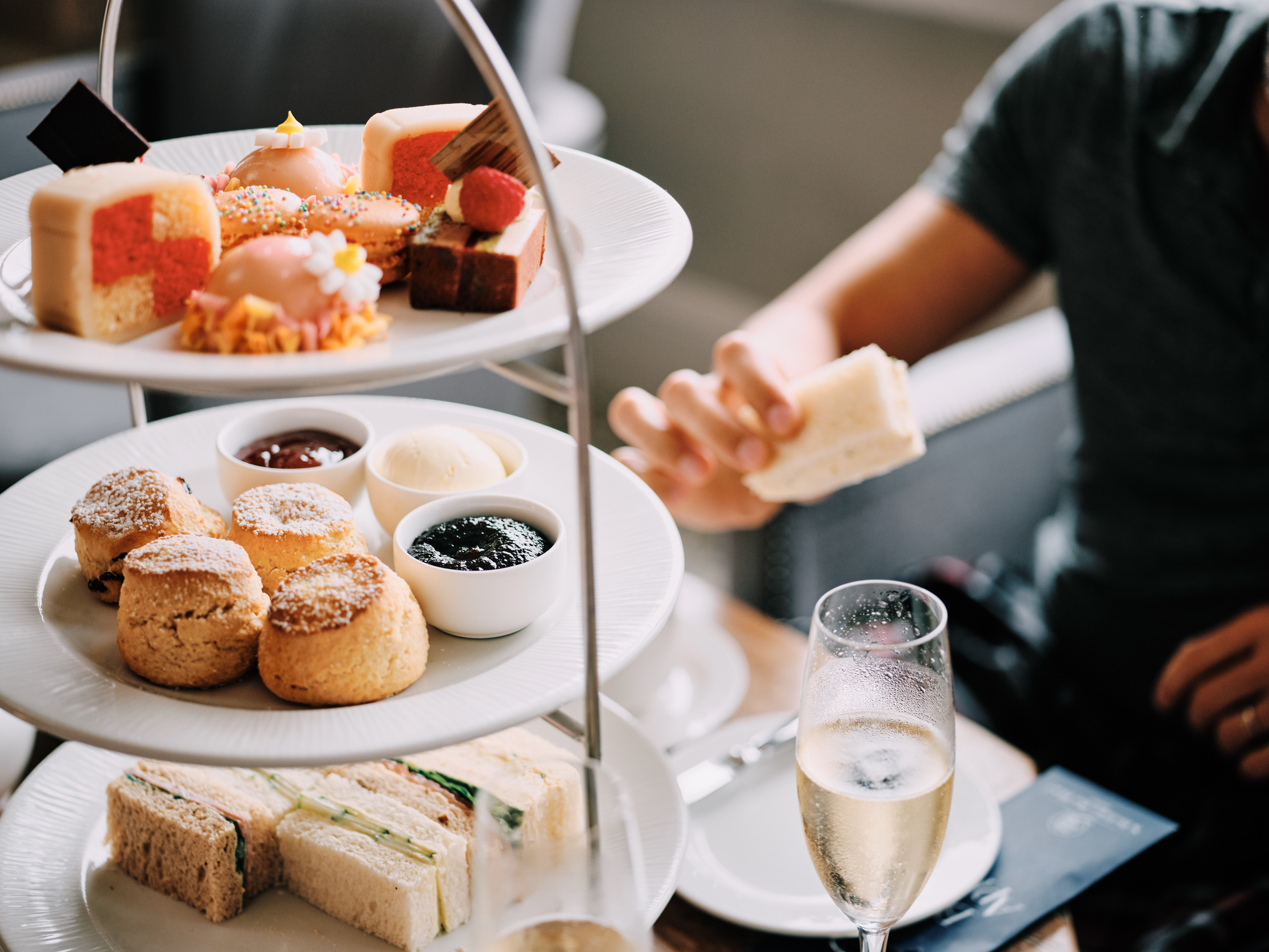 Von süß bis herzhaft. Etagere beim Afternoon Tea auf Jersey. Foto: Max Burnett / Visit Jersey