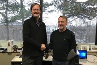 v.l.: Tim Wallace von Sparks Belting und Gerhard Froebus von Momentum sind sich einig