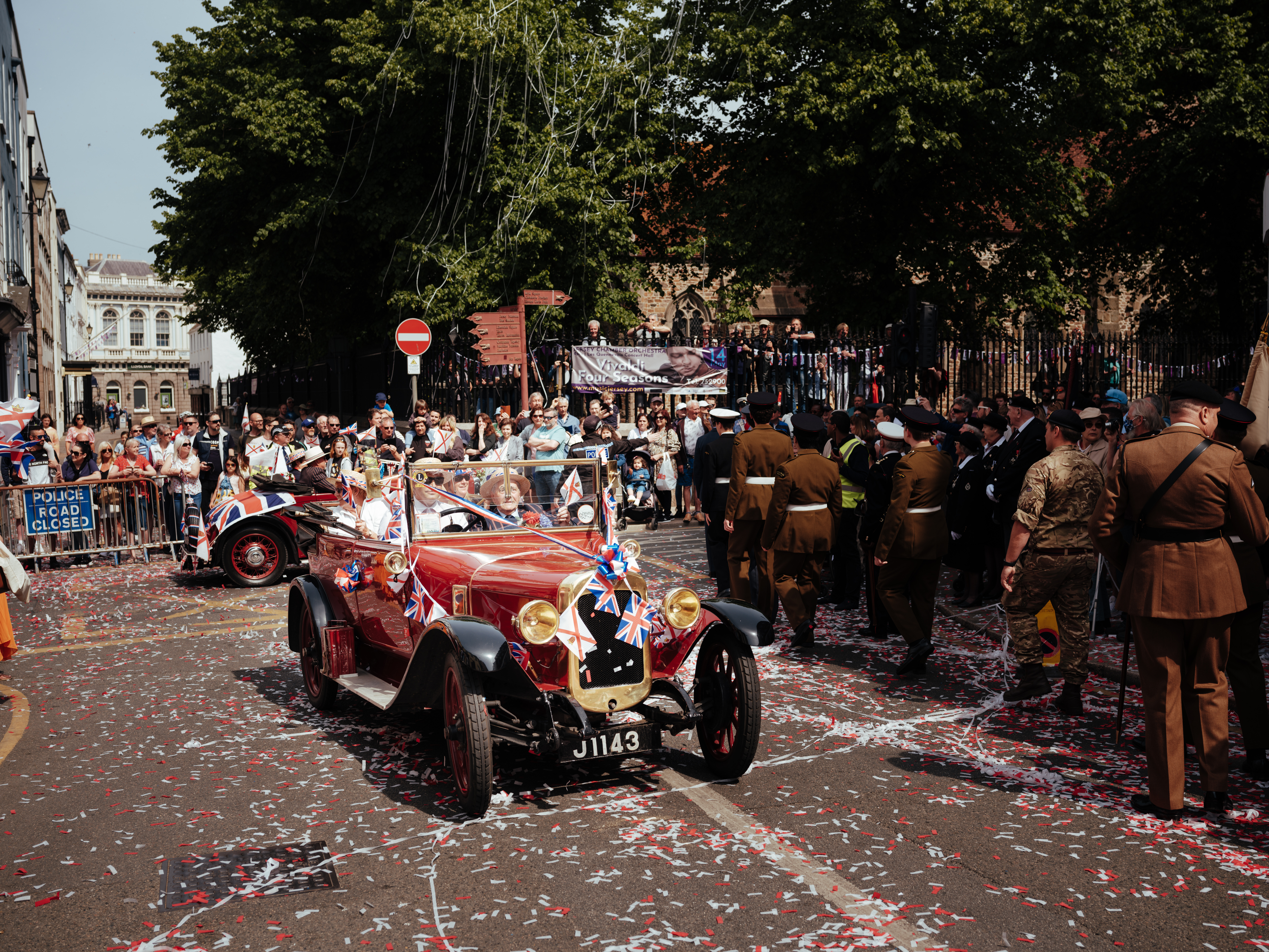 „Veteranen“ sind auch die Oldtimer im Festumzug. Foto: Visit Jersey