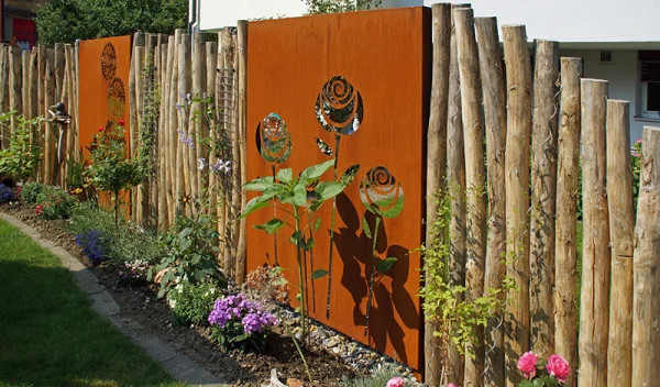 Sichtschutzwand aus Cortenstahl Motiv Rosen