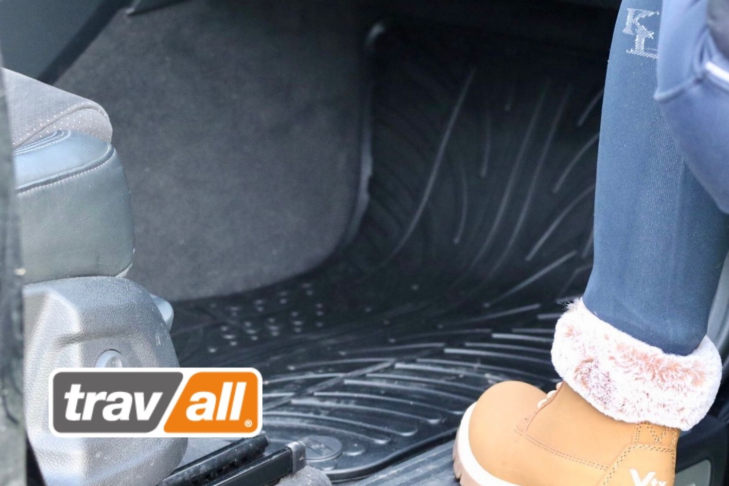 Gummifußmatten und Kofferraumwannen von Travall halten das Auto sauber und trocken. © Travall