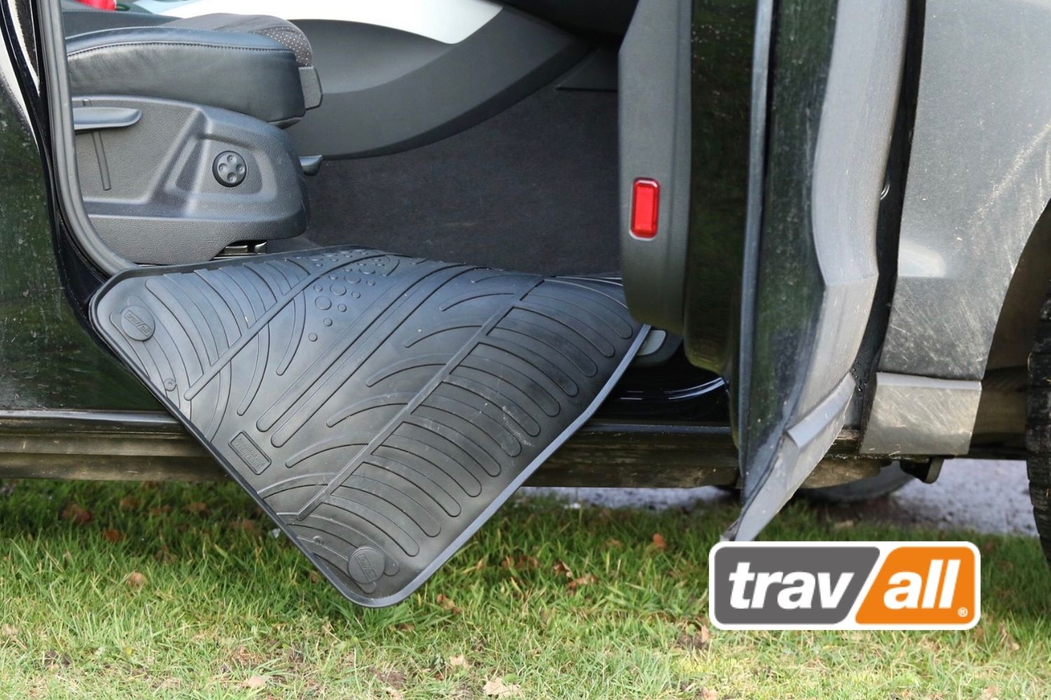 Zurzeit erhalten Kunden bei Travall 5 Euro Rabatt auf Kofferraumwannen und Gummifußmatten. © Travall