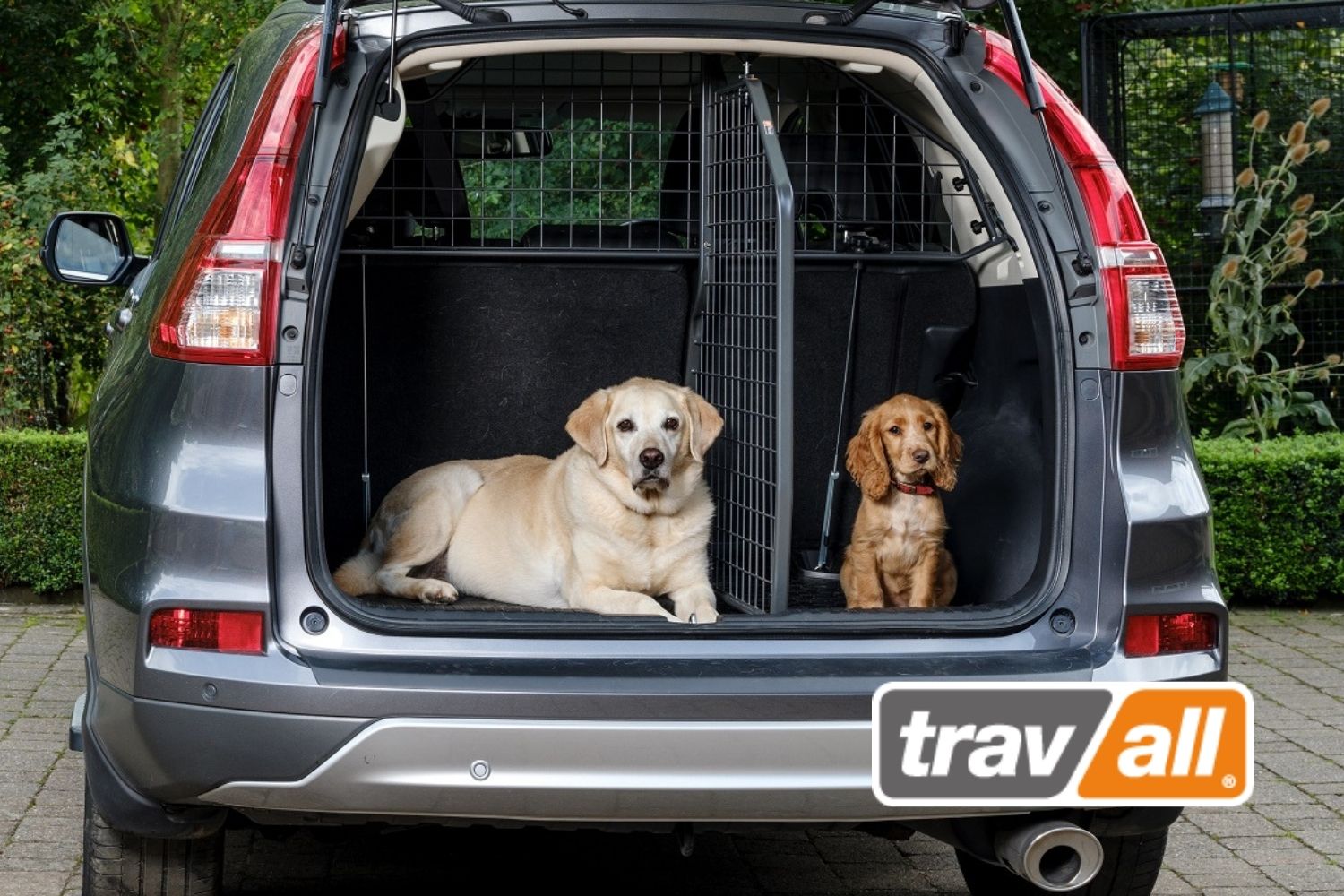 Hundegitter und Kofferraumteiler nach Maß erhöhen das Sicherheitsniveau im Fahrzeug. © Travall
