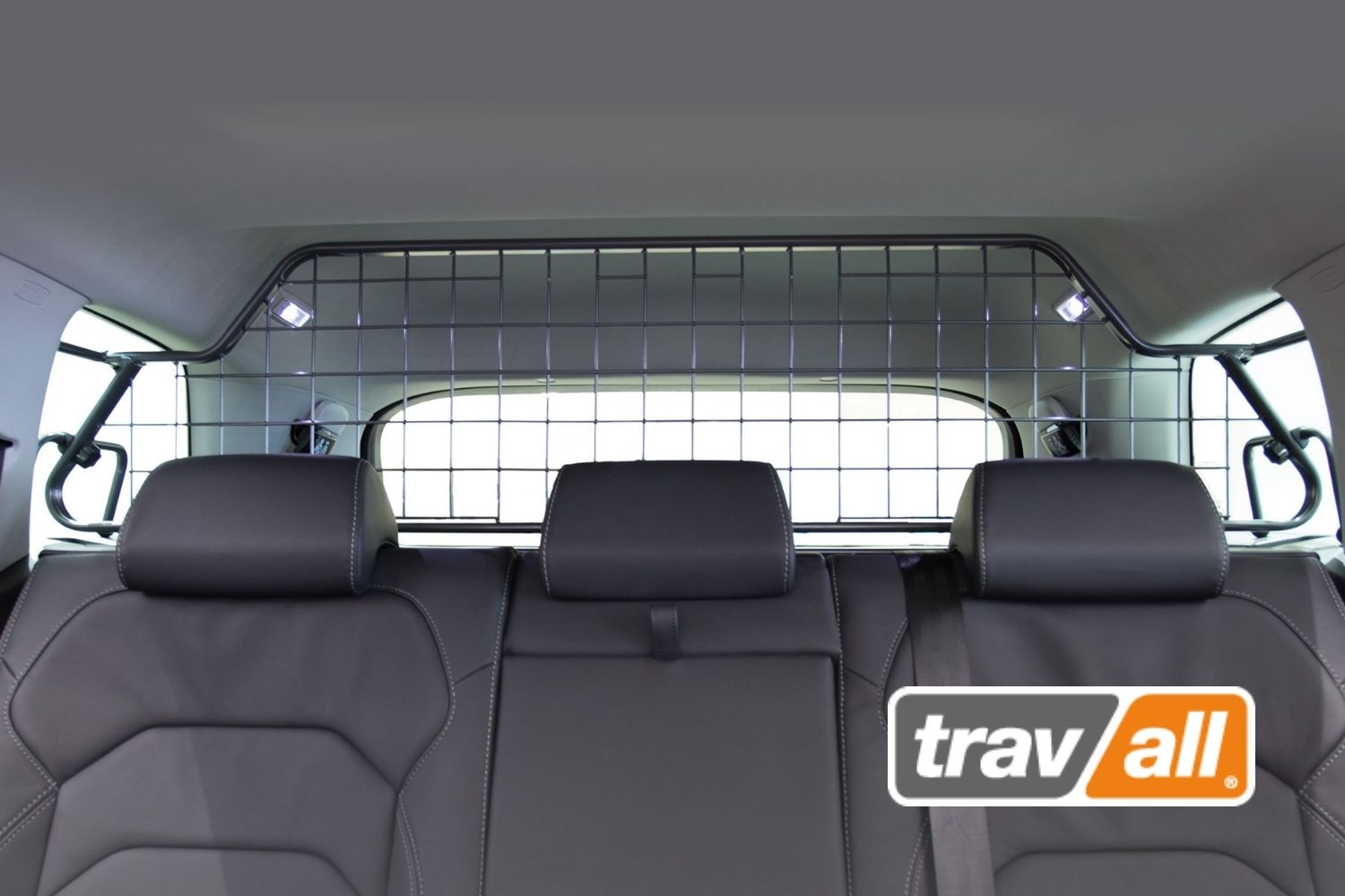 Wer einen Hund im Auto transportieren möchte, kann das Tier mit einem Hundegitter von Travall im Kofferraum sichern.© Travall