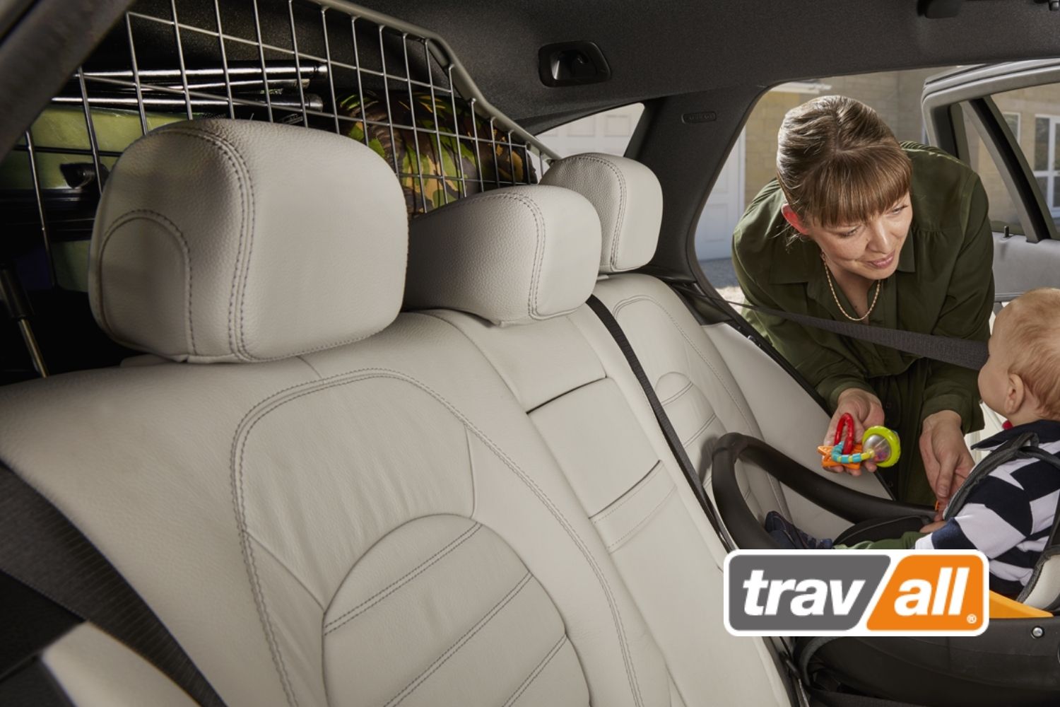 Ein Reboarder-Kindersitz sollte immer in Kombination mit einem Gepäckschutzgitter verwendet werden. © Travall