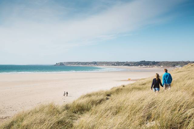  Die St. Ouen's Bay gehört zu den längsten Stränden auf Jersey. Foto: Visit Jersey