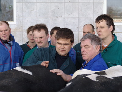 Tierärzte und Landwirte „üben“ gemeinsam im Stall